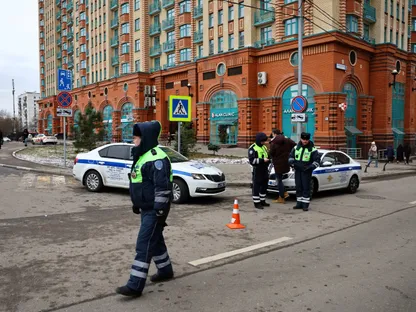 ضباط شرطة بالقرب من موقع انفجار في مبنى سكني بموسكو في روسيا. 3 فبراير 2025 - REUTERS