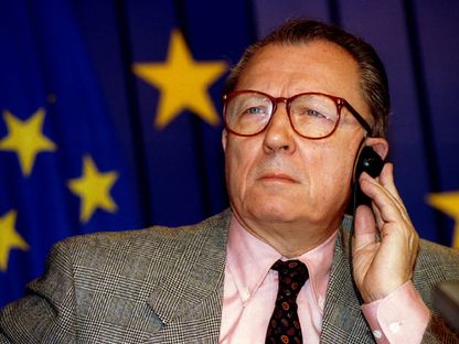 رئيس المفوضية الأوروبية الأسبق جاك ديلور خلال مؤتمر صحافي في مقر الاتحاد الأوروبي بمدينة بروكسل- 21 أكتوبر 1994 - Reuters