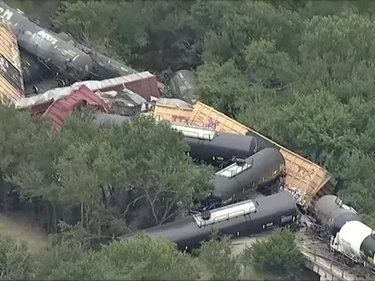 "جبل من الفولاذ".. اللحظات الأولى لحادث قطار محمّل بمواد خطيرة في تكساس