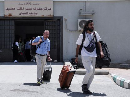أجانب بينهم دبلوماسيون من جنسيات مختلفة تم إجلائهم من إسرائيل عبر معبر جسر الملك حسين في الأردن. 19 يونيو 2025 - REUTERS