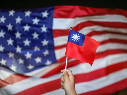 علم تايوان وفي الخلفية علم الولايات المتحدة - REUTERS