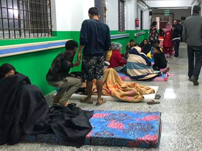 ناجون من الزلزال في ممر مستشفى بمنطقة جاجاركوت غرب نيبال. 4 نوفمبر 2023 - AFP