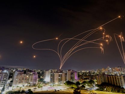 نظام القبة الحديدية الإسرائيلي المضاد للصواريخ يعترض الصواريخ المطلقة من قطاع غزة، كما يظهر من مدينة عسقلان، إسرائيل.9 أكتوبر 2023 - Reuters