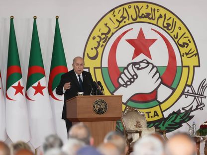 الرئيس الجزائري عبد المجيد تبون يتحدث أمام أعضاء الحكومة والمركزية النقابية بمناسبة عيد العمال. 1 مايو 2024 - AlgerianPresidency