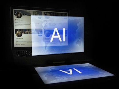 شعار الذكاء الاصطناعي ممزوجاً بأربعة حسابات مزيفة على منصة إكس تم إنشاؤها بواسطة برنامج ذكاء اصطناعي في هلسنكي. 12 يونيو 2023 - AFP