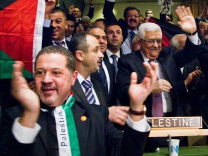 الوفد الفلسطيني يحتفل بعد اعتماد الجمعية العامة للأمم المتحدة قراراً بمنح فلسطين صفة دولة مراقب غير عضو. 29 نوفمبر 2012 - UN Photo