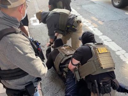 عناصر من وكالة الهجرة الفيدرالية يحتجزون شخصاً خلال تظاهرات في وسط مدينة سان فرانسيسكو، كاليفورنيا، الولايات المتحدة، في 20 أغسطس 2025 - REUTERS
