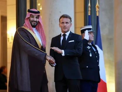 ولي العهد السعودي والرئيس الفرنسي يستعرضان المستجدات الإقليمية