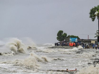 بنجلاديش.. فرار 800 ألف شخص مع اقتراب الإعصار "ريمال"