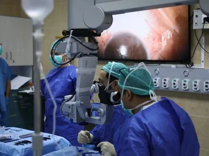 فريق أطباء يجري عملية زراعة قرنية منتجة بالطباعة ثلاثية الأبعاد مصنوعة من خلايا عين بشرية لأول مرة، مركز رمبام الطبي، إسرائيل. 20 نوفمبر 2025 - rambamhcc.