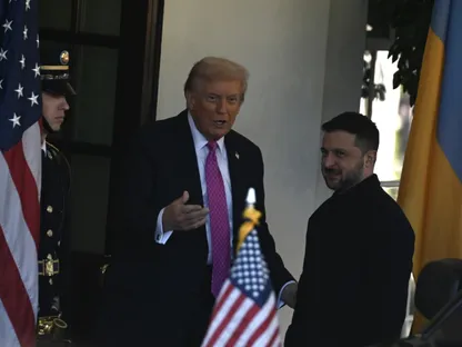 الرئيس الأميركي دونالد ترمب خلال استقباله نظيره الأوكراني فولوديمير زيلينسكي في البيت الأبيض بالعاصمة واشنطن. 17 أكتوبر 2025 - Reuters
