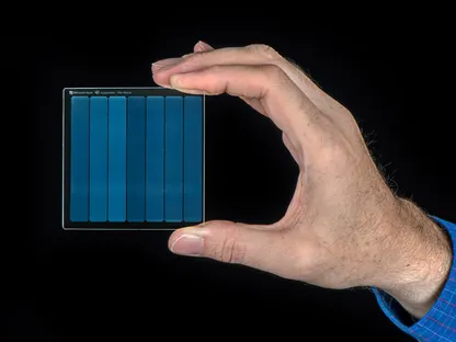 مايكروسوفت تطور شريحة زجاجية تخزن البيانات لـ"10 آلاف عام"