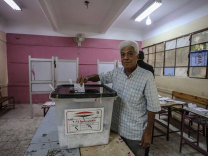 ناخب يدلي بصوته في انتخابات الرئاسة المصرية في إحدى لجان محافظة الجيزة جنوب العاصمة القاهرة. 12 ديسمبر 202 - AFP
