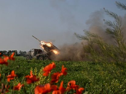 جنود أوكرانيون يطلقون قاذفة صواريخ طراز BM-21 جراد باتجاه القوات الروسية في منطقة زاباروجيا جنوب شرق أوكرانيا. 6 يونيو 2025 - REUTERS