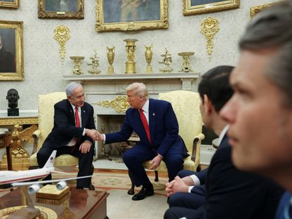 الرئيس الأميركي دونالد ترمب يصافح رئيس الوزراء الإسرائيلي بنيامين نتنياهو خلال اجتماع في البيت الأبيض، واشنطن، الولايات امتحدة. 7 أبريل 2025 - REUTERS