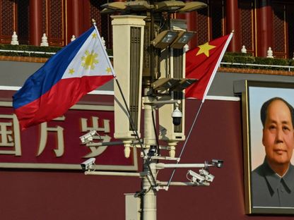 علما الصين والفلبين يظهران بالقرب من ميدان تيانانمن في بكين. 3 يناير 2023 - AFP
