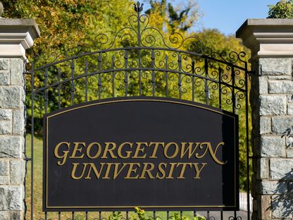 لافتة تحمل اسم جامعة جورج تاون، واشنطن، الولايات المتحدة. 14 أكتوبر 2024 - @Georgetown