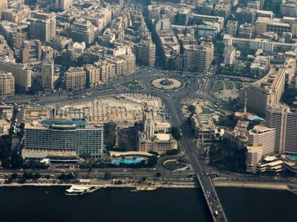 صورة جوية لميدان التحرير بوسط العاصمة المصرية القاهرة محاطاً بالمباني والمنازل من خلال نافذة طائرة، مصر. 6 نوفمبر 2024 - Reuters