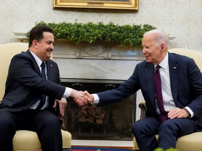الرئيس الأميركي جو بايدن يصافح رئيس الوزراء العراقي محمد شياع السوداني في البيت الأبيض بواشنطن. 15 أبريل 2024 - REUTERS