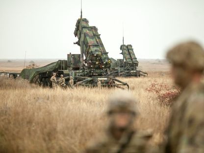 جنود أميركيون يحرسون منصة إطلاق صواريخ باتريوت خلال مناورة عسكرية في رومانيا. 8 نوفمبر 2016 - REUTERS