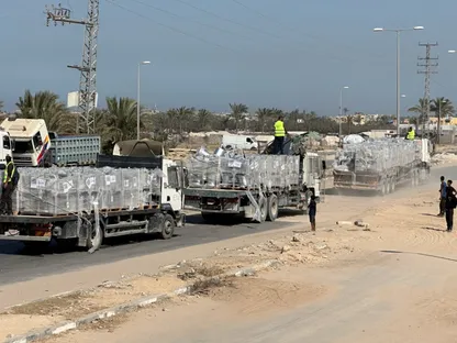 شاحنات تحمل مساعدات للفلسطينيين  في دير البلح وسط قطاع غزة. 21 أكتوبر 2025 - REUTERS