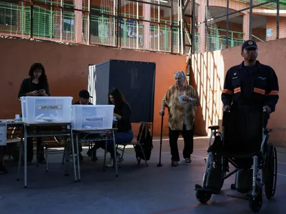 امرأة تدلي بصوتها في مركز اقتراع خلال الانتخابات الرئاسية في سانتياجو بتشيلي. 16 نوفمبر 2025 - Reuters