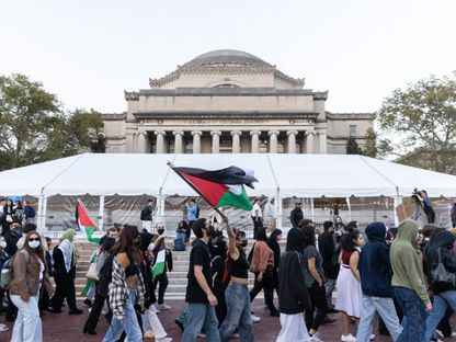 طلاب بجامعة كولومبيا الأميركية يشاركون في احتجاج لدعم الفلسطينيين وسط تصاعد الحرب في غزة. 12 أكتوبر 2023 - Reuters
