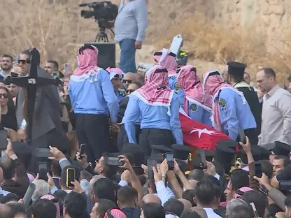 آلاف الأردنيين يشيّعون جثامين ضحايا الهجوم على كنيسة الكرك