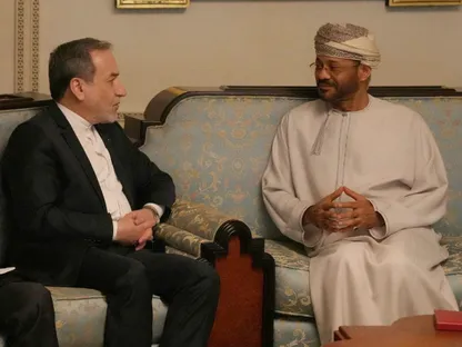 عُمان وإيران تبحثان استئناف التفاوض والتوصل إلى تفاهمات بشأن مضيق هرمز