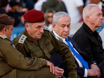 رئيس الأركان الإسرائيلي حينها هرتسي هاليفي إلى جانب رئيس الوزراء بنيامين نتنياهو خلال حفل تخريج ضباط في قاعدة عسكرية قرب متسبيه رامون- 31 أكتوبر 2024 - Reuters