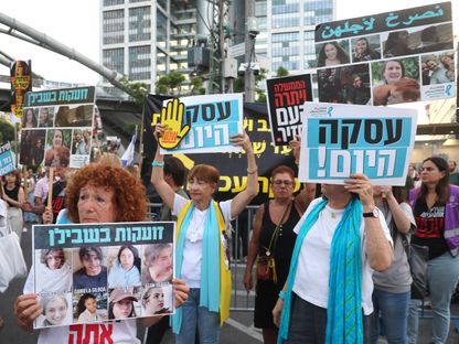 جانب من احتجاجات الإسرائيليين في تل أبيب لمطالبة حكومة بنيامين نتنياهو بإبرام صفقة لتبادل الأسرى والمحتجزين مع حركة حماس. 22 مايو 2024 - AFP