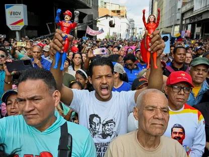 مسيرة نُظّمت خارج الجمعية الوطنية بكاراكاس، في اليوم الذي جرى فيه التنصيب الرسمي لنائبة الرئيس ديلسي رودريجيز رئيسةً مؤقتة للبلاد، بينما كان الرئيس المخلوع نيكولاس مادورو يمثل أمام محكمة في نيويورك بعد أن أزاحته إدارة الرئيس الأميركي دونالد ترمب عن السلطة، في كراكاس، فنزوي.5 يناير 2026 - Reuters