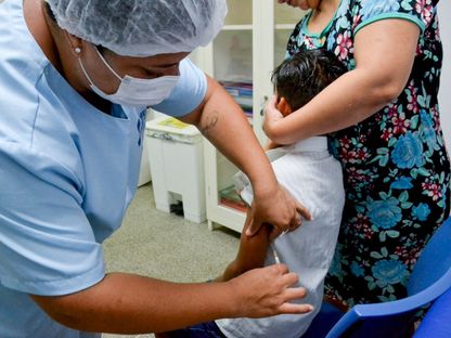 طفل يتلقى جرعة من لقاح حمى الضنك في مركز صحي بالبرازيل. 20 فبراير 2024 - AFP
