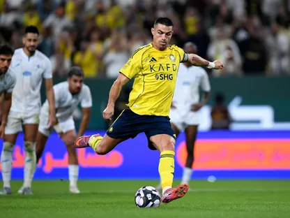 كريستيانو رونالدو لاعب النصر يهدر ركلة جزاء ضد نادي الفتح في حديقة الأول بالرياض في السعودية. 18 أكتوبر 2025 - Reuters