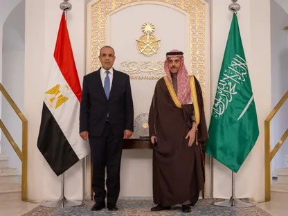 وزيرا خارجية السعودية ومصر يبحثان سبل خفض التصعيد في المنطقة