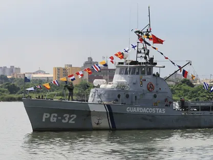 أفراد من خفر السواحل الفنزويلي يقومون بدورية أمنية مكثفة على بحيرة ماراكايبو وسط تصاعد التوترات بين فنزويلا والولايات المتحدة. 26 أكتوبر 2025 - Reuters