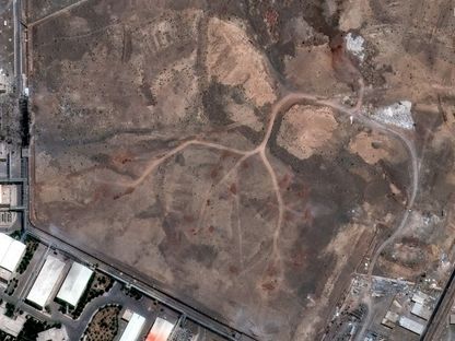 صورة ملتقطة بالأقمار الصناعية منشأة نطنز النووية في إيران بعد غارة جوية إسرائيلية. 15 يونيو 2025 - Reuters
