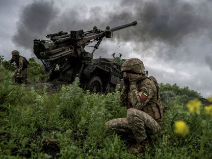 جندي أوكراني يطلق قذيفة قيصر ذاتية الدفع باتجاه القوات الروسية في منطقة دونيتسك شرقي أوكرانيا- 31 مايو 2023 - REUTERS