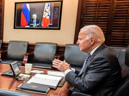 الرئيس الأميركي جو بايدن في واشنطن خلال محادثات عبر الفيديو مع نظيره الروسي فلاديمير بوتين. 7 ديسمبر 2021 - Reuters