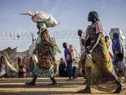 نازحون سودانيون يفرون من الحرب بين قوات الدعم السريع والجيش السوداني نحو مركز للاجئين في الرنك، جنوب السودان. 14 فبراير 2024 - AFP