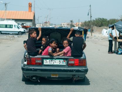 أطفال يجلسون في صندوق سيارة في رفح جنوب قطاع غزة. 24 أبريل 2024 - Reuters