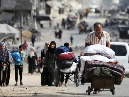 عائلات فلسطينية في رحلة نزوح جديدة من شمال غزة مع تصاعد المواجهات والغارات الإسرائيلية على شمال القطاع. 12 أكتوبر 2024 - Reuters