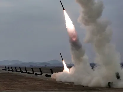 كوريا الشمالية تطلق صواريخ باليستية قصيرة المدى بعد يوم واحد من إطلاق آخر