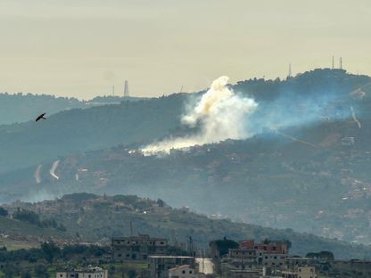 الدخان يتصاعد على الحدود اللبنانية جراء قصف إسرائيلي على جنوب لبنان. 22 يناير 2024 - AFP