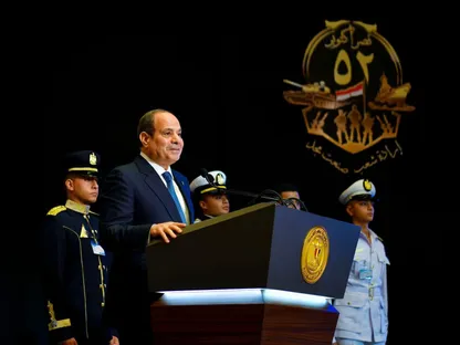 الرئيس المصري عبد الفتاح السيسي خلال إلقاء كلمة في الندوة التثقيفية الـ 42 التي تنظمها القوات المسلحة في إطار احتفالات مصر بالذكرى 52 لحرب أكتوبر. 20 أكتوبر 2025 - facebook/@Egy.Pres.Spokesman