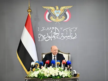 اليمن.. العليمي في رسالة لـ"الحوثيين": الفرصة لا تزال متاحة لإلقاء السلاح