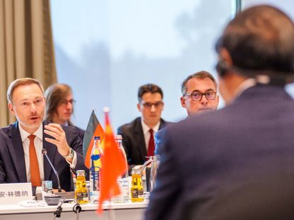 وزير المالية الألماني كريستيان ليندنر خلال لقائه مع نائب رئيس الوزراء الصيني هي ليفنج في مدينة فرانكفورت الألمانية. 01 أكتوبر 2023 - AFP
