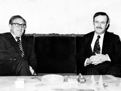 وزير الخارجية الأميركي السابق هنري كيسنجر  يلتقي في دمشق بالرئيس السوري حينها حافظ الأسد. 30 يناير 1974 - AFP