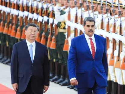 الرئيس الصيني شي جين بينج والرئيس الفنزويلي نيكولاس مادورو خلال حفل استقبال في قاعة الشعب الكبرى بالعاصمة بكين. 13 سبتمبر 2023 - REUTERS