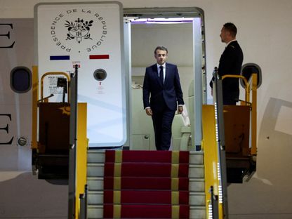 الرئيس الفرنسي إيمانويل ماكرون خلال وصوله إلى مطار هانوي. فيتنام. 25 مايو 2025 - Reuters